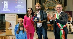 Massimiliano Rosolino riceve il Lampadario Etrusco dal sindaco Luciano Meoni e dall'assessore allo Sport Silvia Spensierati